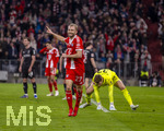 06.03.2026, Fussball Bundesliga 2025/2026, 25.Spieltag, FC Bayern München - Borussia Mönchengladbach, in der Allianz-Arena München, Torjubel Konrad Laimer (FC Bayern München), Torwart Moritz Nicolas (Borussia Mönchengladbach) hinten frustriert.
