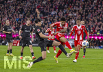 06.03.2026, Fussball Bundesliga 2025/2026, 25.Spieltag, FC Bayern München - Borussia Mönchengladbach, in der Allianz-Arena München, Torschuss von Luis Diaz (re, FC Bayern München) zum 1:0 gegen Kevin Diks (li, Borussia Mönchengladbach) 