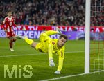 06.03.2026, Fussball Bundesliga 2025/2026, 25.Spieltag, FC Bayern München - Borussia Mönchengladbach, in der Allianz-Arena München, Torwart Moritz Nicolas (Borussia Mönchengladbach) fliegt durch den Strafraum.