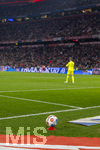 06.03.2026, Fussball Bundesliga 2025/2026, 25.Spieltag, FC Bayern München - Borussia Mönchengladbach, in der Allianz-Arena München, hinten Torwart Moritz Nicolas (Borussia Mönchengladbach), vorne liegt der Spielball auf dem Hütchen am Spielfeldrand bereit.