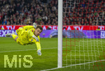 06.03.2026, Fussball Bundesliga 2025/2026, 25.Spieltag, FC Bayern München - Borussia Mönchengladbach, in der Allianz-Arena München, Torwart Moritz Nicolas (Borussia Mönchengladbach) fliegt durch den Strafraum.