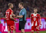06.03.2026, Fussball Bundesliga 2025/2026, 25.Spieltag, FC Bayern München - Borussia Mönchengladbach, in der Allianz-Arena München, Schiedrichter Robert Schröder diskutiert Konrad Laimer (FC Bayern München) 