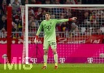 06.03.2026, Fussball Bundesliga 2025/2026, 25.Spieltag, FC Bayern München - Borussia Mönchengladbach, in der Allianz-Arena München, Torwart Jonas Urbig (FC Bayern München) gibt Anweisungen, zeigt, gestikuliert, gibt Kommandos, Anweisungen, gibt Anweisungen, zeigend, gestikulierend,  