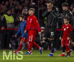 06.03.2026, Fussball Bundesliga 2025/2026, 25.Spieltag, FC Bayern München - Borussia Mönchengladbach, in der Allianz-Arena München, Lennart Karl (FC Bayern München) beim Einlaufen mit der Junioreskorte.