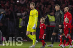 06.03.2026, Fussball Bundesliga 2025/2026, 25.Spieltag, FC Bayern München - Borussia Mönchengladbach, in der Allianz-Arena München, Torwart Moritz Nicolas (Borussia Mönchengladbach) und Nico Elvedi (Borussia Mönchengladbach) beim Einlaufen mit der Junioreskorte.