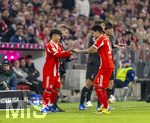06.03.2026, Fussball Bundesliga 2025/2026, 25.Spieltag, FC Bayern München - Borussia Mönchengladbach, in der Allianz-Arena München, Ein und Auswechseln, Luis Diaz (re, FC Bayern München), Maycon Cardozo (li, Bayern München) 