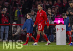 06.03.2026, Fussball Bundesliga 2025/2026, 25.Spieltag, FC Bayern München - Borussia Mönchengladbach, in der Allianz-Arena München, Jamal Musiala (Bayern München) beim Einlaufen mit der Junioreskorte.