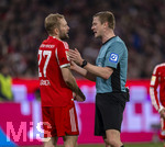 06.03.2026, Fussball Bundesliga 2025/2026, 25.Spieltag, FC Bayern München - Borussia Mönchengladbach, in der Allianz-Arena München, Schiedrichter Robert Schröder diskutiert Konrad Laimer (FC Bayern München) 