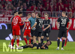 06.03.2026, Fussball Bundesliga 2025/2026, 25.Spieltag, FC Bayern München - Borussia Mönchengladbach, in der Allianz-Arena München, Schiedrichter Robert Schröder  beruhigt die Gemüter, Jamal Musiala (Bayern München), Rocco Reitz (Borussia Mönchengladbach), 