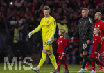 06.03.2026, Fussball Bundesliga 2025/2026, 25.Spieltag, FC Bayern München - Borussia Mönchengladbach, in der Allianz-Arena München, Torwart Moritz Nicolas (Borussia Mönchengladbach) und Nico Elvedi (Borussia Mönchengladbach) beim Einlaufen mit der Junioreskorte.