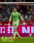 06.03.2026, Fussball Bundesliga 2025/2026, 25.Spieltag, FC Bayern München - Borussia Mönchengladbach, in der Allianz-Arena München, Torwart Jonas Urbig (FC Bayern München) gibt Anweisungen, zeigt, gestikuliert, gibt Kommandos, Anweisungen, gibt Anweisungen, zeigend, gestikulierend,  