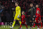 06.03.2026, Fussball Bundesliga 2025/2026, 25.Spieltag, FC Bayern München - Borussia Mönchengladbach, in der Allianz-Arena München, Torwart Moritz Nicolas (Borussia Mönchengladbach) beim Einlaufen mit der Junioreskorte.