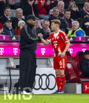 06.03.2026, Fussball Bundesliga 2025/2026, 25.Spieltag, FC Bayern München - Borussia Mönchengladbach, in der Allianz-Arena München, Joshua Kimmich (FC Bayern München) bei der Auswechslung mit Trainer Vincent Kompany (FC Bayern München) 