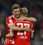 06.03.2026, Fussball Bundesliga 2025/2026, 25.Spieltag, FC Bayern München - Borussia Mönchengladbach, in der Allianz-Arena München, Leon Goretzka (FC Bayern München) umarmt Torschütze Konrad Laimer (FC Bayern München) 