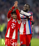 06.03.2026, Fussball Bundesliga 2025/2026, 25.Spieltag, FC Bayern München - Borussia Mönchengladbach, in der Allianz-Arena München, Schlussjubel, Dayot Upamecano (FC Bayern München) feiert den Debutanten Maycon Cardozo (Bayern München) bei den Fans 