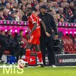 06.03.2026, Fussball Bundesliga 2025/2026, 25.Spieltag, FC Bayern München - Borussia Mönchengladbach, in der Allianz-Arena München, Auswechseln, Dayot Upamecano (FC Bayern München) mit Trainer Vincent Kompany (FC Bayern München) 