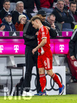 06.03.2026, Fussball Bundesliga 2025/2026, 25.Spieltag, FC Bayern München - Borussia Mönchengladbach, in der Allianz-Arena München, Joshua Kimmich (FC Bayern München) bei der Auswechslung mit Trainer Vincent Kompany (FC Bayern München) 