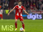 06.03.2026, Fussball Bundesliga 2025/2026, 25.Spieltag, FC Bayern München - Borussia Mönchengladbach, in der Allianz-Arena München, Raphael Guerreiro (FC Bayern München) am Ball 