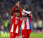 06.03.2026, Fussball Bundesliga 2025/2026, 25.Spieltag, FC Bayern München - Borussia Mönchengladbach, in der Allianz-Arena München, Schlussjubel, Dayot Upamecano (FC Bayern München) feiert den Debutanten Maycon Cardozo (Bayern München) bei den Fans 