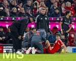 06.03.2026, Fussball Bundesliga 2025/2026, 25.Spieltag, FC Bayern München - Borussia Mönchengladbach, in der Allianz-Arena München, Tom Bischof (Bayern München) wird am Spielfeldrand behandelt 