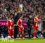 06.03.2026, Fussball Bundesliga 2025/2026, 25.Spieltag, FC Bayern München - Borussia Mönchengladbach, in der Allianz-Arena München, , Wechsel, Maycon Cardozo (Bayern München), Raphael Guerreiro (FC Bayern München), Josip Stanisic (Bayern München) 
