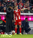 06.03.2026, Fussball Bundesliga 2025/2026, 25.Spieltag, FC Bayern München - Borussia Mönchengladbach, in der Allianz-Arena München, v.li: Trainer Vincent Kompany (FC Bayern München) diskutiert mit Josip Stanisic (Bayern München) 