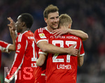 06.03.2026, Fussball Bundesliga 2025/2026, 25.Spieltag, FC Bayern München - Borussia Mönchengladbach, in der Allianz-Arena München, Leon Goretzka (FC Bayern München) umarmt Torschütze Konrad Laimer (FC Bayern München) 