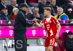 06.03.2026, Fussball Bundesliga 2025/2026, 25.Spieltag, FC Bayern München - Borussia Mönchengladbach, in der Allianz-Arena München, Joshua Kimmich (FC Bayern München) bei der Auswechslung mit Trainer Vincent Kompany (FC Bayern München) 
