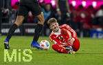 06.03.2026, Fussball Bundesliga 2025/2026, 25.Spieltag, FC Bayern München - Borussia Mönchengladbach, in der Allianz-Arena München, Lennart Karl (FC Bayern München) am Boden 