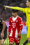06.03.2026, Fussball Bundesliga 2025/2026, 25.Spieltag, FC Bayern München - Borussia Mönchengladbach, in der Allianz-Arena München,  Maycon Cardozo (Bayern München) passt locker unter der ausgestreckten Hand von Torwart Moritz Nicolas (re, Borussia Mönchengladbach) 