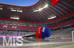 06.03.2026, Fussball Bundesliga 2025/2026, 25.Spieltag, FC Bayern München - Borussia Mönchengladbach, in der Allianz-Arena München,  SKY-Moderatorentisch vor dem Spiel mit dem Mikrofon.