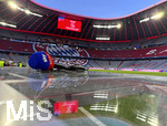 06.03.2026, Fussball Bundesliga 2025/2026, 25.Spieltag, FC Bayern München - Borussia Mönchengladbach, in der Allianz-Arena München,  SKY-Moderatorentisch vor dem Spiel mit dem Mikrofon.