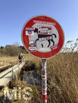 09.03.2026, Elbsee im Allgäu,  am Moorweg steht ein Schild für Reitsport-Verbot (Keine Pferde erlaubt). Das Schild ist mit Aufklebern von Bayernfans übersät.