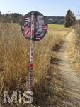 09.03.2026, Elbsee im Allgäu,  am Moorweg steht ein Schild für Reitsport-Verbot (Keine Pferde erlaubt). Das Schild ist mit Aufklebern von Bayernfans übersät.