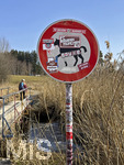 09.03.2026, Elbsee im Allgäu,  am Moorweg steht ein Schild für Reitsport-Verbot (Keine Pferde erlaubt). Das Schild ist mit Aufklebern von Bayernfans übersät.