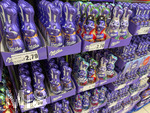 09.03.2026, Symbolbild:  Ostern 2026, Der berühmte Milka Schmunzelhase im Angebot eines Supermarktes in Bayern, 