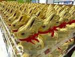 09.03.2026, Symbolbild:  Ostern 2026, Der berühmte Lindt Goldhase mit Glöckchen im Angebot eines Supermarktes in Bayern, 