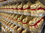 09.03.2026, Symbolbild:  Ostern 2026, Der berühmte Lindt Goldhase mit Glöckchen im Angebot eines Supermarktes in Bayern, 
