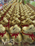 09.03.2026, Symbolbild:  Ostern 2026, Der berühmte Lindt Goldhase mit Glöckchen im Angebot eines Supermarktes in Bayern, 