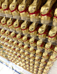 09.03.2026, Symbolbild:  Ostern 2026, Der berühmte Lindt Goldhase mit Glöckchen im Angebot eines Supermarktes in Bayern, 