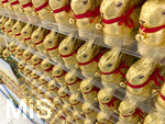 09.03.2026, Symbolbild:  Ostern 2026, Der berühmte Lindt Goldhase mit Glöckchen im Angebot eines Supermarktes in Bayern, 