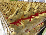 09.03.2026, Symbolbild:  Ostern 2026, Der berühmte Lindt Goldhase mit Glöckchen im Angebot eines Supermarktes in Bayern, 
