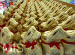 09.03.2026, Symbolbild:  Ostern 2026, Der berühmte Lindt Goldhase mit Glöckchen im Angebot eines Supermarktes in Bayern, 