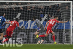 10.03.2026,  Fussball UEFA Championsleague 2025/2026: Achtelfinale, Atalanta Bergamo - FC Bayern München, in der New Balance Arena (Bergamo, Italien), Josip Stanisic (Bayern München) trifft zum 0:1 gegen Torwart Marco Carnesecchi (Atalanta Bergamo) 
  

