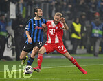 10.03.2026,  Fussball UEFA Championsleague 2025/2026: Achtelfinale, Atalanta Bergamo - FC Bayern München, in der New Balance Arena (Bergamo, Italien), v.l. Marten de Roon (Atalanta Bergamo) gegen Konrad Laimer (FC Bayern München) 
  

