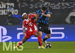 10.03.2026,  Fussball UEFA Championsleague 2025/2026: Achtelfinale, Atalanta Bergamo - FC Bayern München, in der New Balance Arena (Bergamo, Italien), v.l. Serge Gnabry (FC Bayern München) gegen Sead Kolasinac (Atalanta Bergamo) 
  

