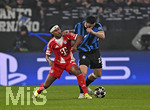 10.03.2026,  Fussball UEFA Championsleague 2025/2026: Achtelfinale, Atalanta Bergamo - FC Bayern München, in der New Balance Arena (Bergamo, Italien), v.l. Serge Gnabry (FC Bayern München) gegen Sead Kolasinac (Atalanta Bergamo) 
  

