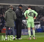 10.03.2026,  Fussball UEFA Championsleague 2025/2026: Achtelfinale, Atalanta Bergamo - FC Bayern München, in der New Balance Arena (Bergamo, Italien), v.l. Trainer Vincent Kompany (FC Bayern München) und Torwart Jonas Urbig (FC Bayern München) 
  

