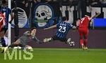 10.03.2026,  Fussball UEFA Championsleague 2025/2026: Achtelfinale, Atalanta Bergamo - FC Bayern München, in der New Balance Arena (Bergamo, Italien), Serge Gnabry (FC Bayern München) trifft zum 0:3 gegen Torwart Marco Carnesecchi (Atalanta Bergamo) und Sead Kolasinac (Atalanta Bergamo) 
  

