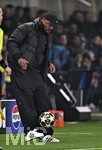 10.03.2026,  Fussball UEFA Championsleague 2025/2026: Achtelfinale, Atalanta Bergamo - FC Bayern München, in der New Balance Arena (Bergamo, Italien), Trainer Vincent Kompany (FC Bayern München) jongliert
  

